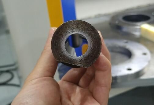 模具內(nèi)孔用磨床磨過，對內(nèi)孔拋光提升光潔度使用斯曼克磨粒流進(jìn)行加工