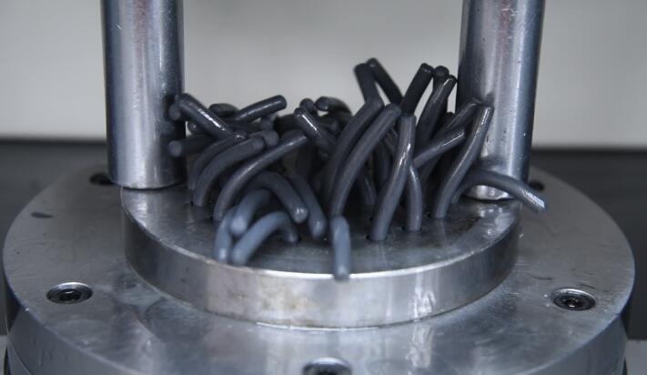 1個(gè)模具9個(gè)孔，<a href='http://www.mlleveste.com' target='_blank'><u>流體拋光機(jī)</u></a>5分鐘夠猛！